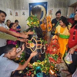 <p>ప్రతి నెలా ప్రదోష వ్రతాన్ని ఆచరిస్తారు. ఈ ఉపవాసాన్ని శివుని ఆరాధనకు అంకితం చేస్తారు. రెండో ప్రదోష వ్రతాన్ని ఆషాఢ పక్షం పదమూడో రోజున నిర్వహిస్తారు. గురువారంనాడు నిర్వహించే దానిని గురు ప్రదోష వ్రతం అంటారు. ఈ పూజను సూర్యాస్తమయం రోజున నిర్వహిస్తారు.</p>