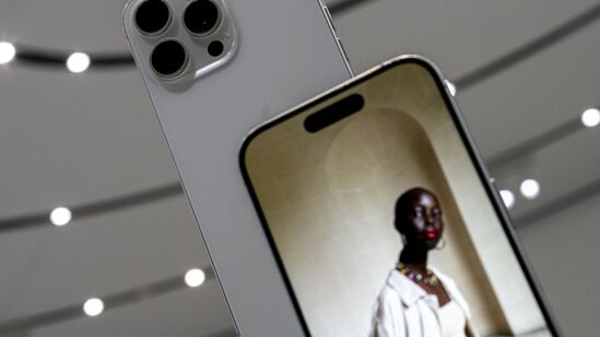 ఐఫోన్ 16 ప్రోలో "క్వాడ్రపుల్-రిఫ్లక్షన్ ప్రిజం" డిజైన్ తో అప్ గ్రేడెడ్ పెరిస్కోప్ కెమెరా ఉంటుందని తెలుస్తోంది. ఈ అప్ గ్రేడ్ డివైస్ లోని కెమెరా బంప్ ను తగ్గిస్తుంది. 5x ఆప్టికల్ జూమ్ సామర్థ్యాలను అందిస్తుంది. ఐఫోన్ 16 ప్రోలో "క్వాడ్రపుల్-రిఫ్లక్షన్ ప్రిజం" డిజైన్ తో అప్ గ్రేడెడ్ పెరిస్కోప్ కెమెరా ఉంటుందని తెలుస్తోంది. ఈ అప్ గ్రేడ్ డివైస్ లోని కెమెరా బంప్ ను తగ్గిస్తుంది. 5x ఆప్టికల్ జూమ్ సామర్థ్యాలను అందిస్తుంది. 