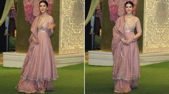 అనితా డోంగ్రే రూపొందించిన బేబీ పింక్ అనార్కలి సూట్ లో షనయా కపూర్ అందాలను ఆరబోసింది. ఈ డ్రెస్లో బంగారంతో అలంకరించిన మెడ, కింద భారీ ఎంబ్రాయిడరీతో మెరిసింది. అనితా డోంగ్రే రూపొందించిన బేబీ పింక్ అనార్కలి సూట్ లో షనయా కపూర్ అందాలను ఆరబోసింది. ఈ డ్రెస్లో బంగారంతో అలంకరించిన మెడ, కింద భారీ ఎంబ్రాయిడరీతో మెరిసింది.
