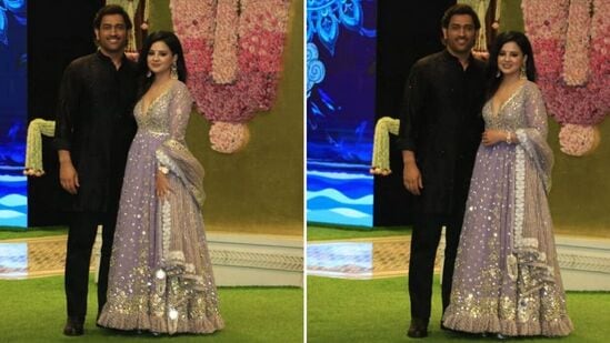 పవర్ కపుల్ ఎంఎస్ ధోనీ, సాక్షి ధోనీ గ్లామరస్ దుస్తుల్లో కనిపించారు. లావెండర్ అనార్కలి సూట్ లో సాక్షి మెరిసిపోగా, నల్లటి కుర్తా పైజామాలో ధోనీ క్లాసిక్ హ్యాండ్సమ్ గా కనిపించాడు. పవర్ కపుల్ ఎంఎస్ ధోనీ, సాక్షి ధోనీ గ్లామరస్ దుస్తుల్లో కనిపించారు. లావెండర్ అనార్కలి సూట్ లో సాక్షి మెరిసిపోగా, నల్లటి కుర్తా పైజామాలో ధోనీ క్లాసిక్ హ్యాండ్సమ్ గా కనిపించాడు.