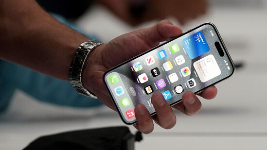 ఈ స్మార్ట్ ఫోన్ మరింత శక్తివంతమైన ఎ 18 ప్రో చిప్ సెట్ ను కలిగి ఉంటుంది, ఇందులో అప్ గ్రేడ్ చేసిన న్యూరల్ ఇంజిన్. తో పాటు సమర్థవంతమైన ఏఐ అడాప్టేషన్స్ ఉండవచ్చు. ప్రాసెసర్ మెరుగైన ఏఐ పనితీరుతో వచ్చే అవకాశం ఉందని విశ్లేషకుడు జెఫ్ పు అంచనా వేశారు. అదనంగా, ఐఫోన్ 16 ప్రోలో హీటింగ్ సమస్య పరిష్కారానికి కొత్త థర్మల్ డిజైన్ ఉండవచ్చు. ఈ స్మార్ట్ ఫోన్ మరింత శక్తివంతమైన ఎ 18 ప్రో చిప్ సెట్ ను కలిగి ఉంటుంది, ఇందులో అప్ గ్రేడ్ చేసిన న్యూరల్ ఇంజిన్. తో పాటు సమర్థవంతమైన ఏఐ అడాప్టేషన్స్ ఉండవచ్చు. ప్రాసెసర్ మెరుగైన ఏఐ పనితీరుతో వచ్చే అవకాశం ఉందని విశ్లేషకుడు జెఫ్ పు అంచనా వేశారు. అదనంగా, ఐఫోన్ 16 ప్రోలో హీటింగ్ సమస్య పరిష్కారానికి కొత్త థర్మల్ డిజైన్ ఉండవచ్చు.