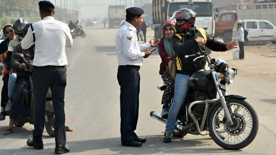 మైనర్లు బైక్ నడిపితే జరిమానా