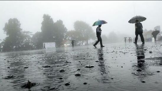 ఈశాన్య అస్సాం నుంచి వాయువ్య బంగాళాఖాతం వరకు సగటు సముద్ర మట్టానికి 0.9 కి.మీ ఎత్తులో ద్రోణి కొనసాగుతుందని ఐఎండీ తెలిపింది. ఈ ప్రభావంతో వర్షాలు కురిసే అవకాశం ఉందని అంచనా వేసింది.
