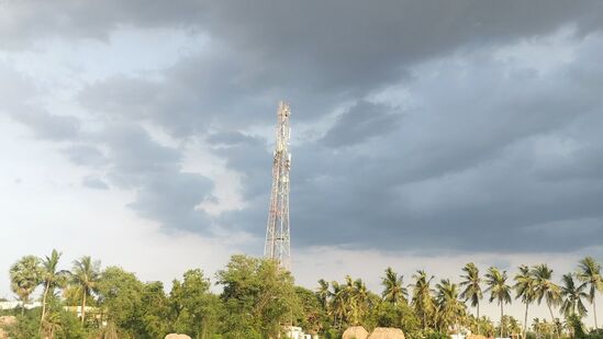 ఏపీలో ఇవాళ, రేపు, ఎల్లుండి తేలికపాటి నుంచి మోస్తారు వర్షాలు కురిసే అవకాశం ఉంది. ఉత్తర కోస్తా, దక్షిణ కోస్తాలోని పలు ప్రాంతాల్లోని ఒకటి రెండు చోట్ల భారీ వర్షాలు పడొచ్చని అంచనా.