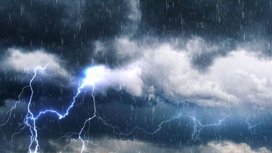 ఇక తెలంగాణలో చూస్తే ఇవాళ(శుక్రవారం) పలు ప్రాంతాల్లో వర్షం పడింది. అయితే ఆసిఫాబాద్, మంచిర్యాల, నిర్మల్, నిజామాబాద్, సిరిసిల్ల, భూపాలపల్లి, ములుగు, కొత్తగూడెం, నిజామాబాద్, సంగారెడ్డి, మెదక్, కామారెడ్డి జిల్లాల్లో అక్కడకక్కడ భారీ వర్షాలు కురిసే అవకాశం ఉందని హైదరాబాద్ వాతావరణ కేంద్రం అంచనా వేసింది. ఈ జిల్లాలకు ఎల్లో హెచ్చరికలు జారీ అయ్యాయి.