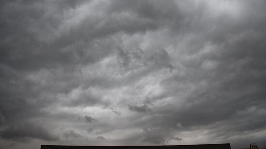 జులై 17వ తేదీ వరకు తెలంగాణలోని పలు జిల్లాల్లో మోస్తారు నుంచి భారీ వర్షాలు పడుతాయని హైదరాబాద్ వాతావరణ కేంద్రం వెల్లడించింది. పలు జిల్లాలకు ఎల్లో హెచ్చరికలు జారీ అయ్యాయి.