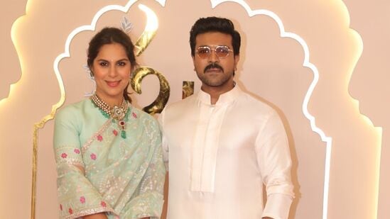 మెగాపవర్ స్టార్ రామ్‍చరణ్ తన భార్య ఉపాసనతో కలిసి అనంత్ అంబానీ పెళ్లి వేడుకకు వెళ్లారు. ఆయన రాగానే అక్కడి వారు హర్షధ్వానాలతో స్వాగతం పలికారు. రామ్‍చరణ్ దంపతులు సంప్రదాయ దుస్తుల్లో పెళ్లిలో పాల్గొన్నారు.&nbsp;