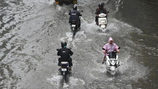 ముంబైలో కురుస్తున్న భారీ వర్షాలకు నగరం మొత్తం జలమయమైంది. జూలై 11-12 ఉదయం నుంచి కొలాబాలో 86 మిల్లీమీటర్లు, శాంటా క్రూజ్లో 115 మిల్లీమీటర్ల వర్షపాతం నమోదైంది.