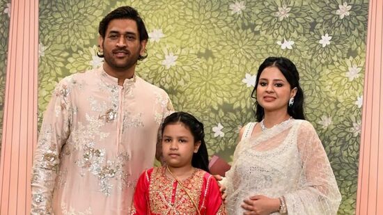 క్రికెటర్ ఎంఎస్ ధోనీ భార్య, కూతురితో కలిసి ఈ వేడుకకు హాజరయ్యారు.