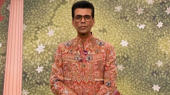బాలీవుడ్ ప్రముఖ దర్శకుడు కరణ్ జోహార్ మల్టీ కలర్ ప్రింట్స్ తో కూడిన ఎంబ్రాయిడరీ రెడ్ షేర్వానీ ధరించి వేదిక వద్దకు చేరుకున్నారు.