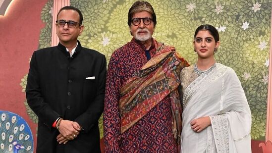 తన అల్లుడు నిఖిల్ నంద, మనవరాలు నవ్య నవేలీ నందతో కలిసి నూతన వధూవరులను ఆశీర్వదించడానికి అమితాబ్ బచ్చన్ వచ్చారు.&nbsp;