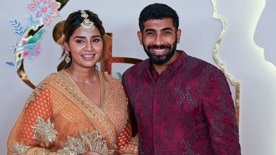 &nbsp;టీమిండియా పేస‌ర్ బుమ్రా...త‌న భార్య సంజ‌నా గ‌ణేష‌న్‌తో క‌లిసి అనంత్ అంబానీ, రాధికా మ‌ర్చెంట్ పెళ్లి వేడుక‌ల్లో పాల్గొన్నాడు.&nbsp;