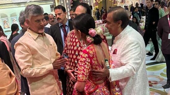 శుభ్ ఆశీర్వాద్ వేడుకకు హాజరైన చంద్రబాబు, భువనేశ్వరి అనంత్ అంబానీ-రాధిక దంపతులను ఆశీర్వదించారు.&nbsp;