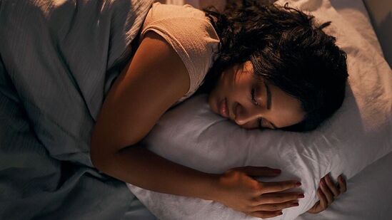 ఇటీవల యూనివర్సిటీ పర్సనల్ ఫైనాన్స్ విభాగానికి చెందిన కొందరు పరిశోధకులు వెయ్యి మందిమీద సర్వే నిర్వహించారు.నిద్రకు, డబ్బుకు ప్రత్యక్ష సంబంధం ఉన్నట్లు తేలింది.ఆ సంబంధం ఏంటంటే..