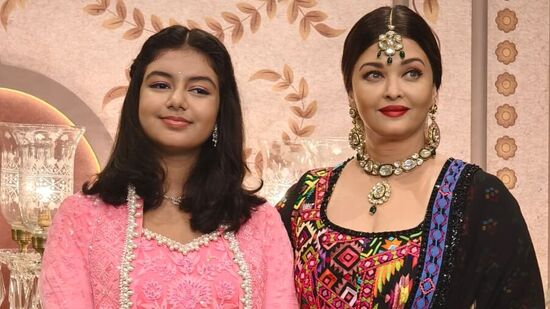 ఈ వేడుకకు కూతురు ఆరాధ్య బచ్చన్ తో కలిసి ఐశ్వర్యరాయ్.హాజరయ్యారు. ఆరాధ్య పింక్ సూట్ ధరించగా, ఐశ్వర్య కలర్ ఫుల్ డ్రెస్ ను ఎంచుకుంది.