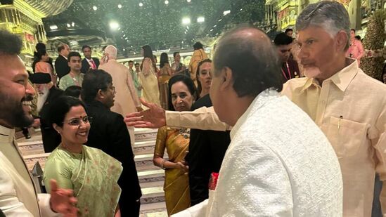 అనంత్-రాధిక వివాహ వేడుకకు సీఎం చంద్రబాబు నాయుడు, ఆయన సతీమణి భువనేశ్వరి హాజరయ్యారు.&nbsp;