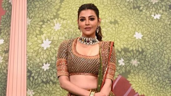 ఈ రోజు అంబానీల వద్ద శుభ్ ఆశీర్వాద్ వేడుక కోసం కాజల్ అగర్వాల్ లెహంగా చోలీని ఎంచుకుంది, అక్కడ నూతన వధూవరులకు అతిథుల ఆశీస్సులు అందజేశారు.