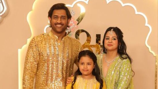 అంబానీ పెళ్లి వేడుక‌ల్లో ధోనీ స్పెష‌ల్ అట్రాక్ష‌న్‌గా నిలిచాడు. ఈ వెడ్డింగ్ సెల‌బ్రేష‌న్స్‌లో త‌న భార్య సాక్షి, కూతురు జీవాతో క‌లిసి ఫొటోల‌కు ధోనీ ఫోజులిచ్చాడు. ట్రెడిష‌న‌ల్ లుక్‌లో ధోనీ క‌నిపించాడు.&nbsp;