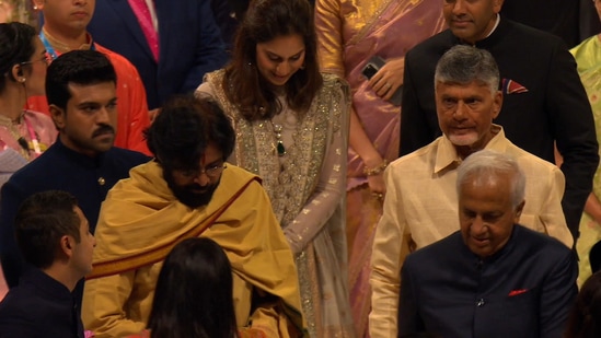సీఎం చంద్రబాబుతో పాటు ఉప ముఖ్యమంత్రి పవన్ కల్యాణ్, కేంద్ర మంత్రులు రామ్మోహన్ నాయుడు, పెమ్మసాని చంద్రశేఖర్, టాలీవుడ్ హీరో రామ్ చరణ్, ఆయన సతీమణి ఉపాసన &nbsp;కూడా వివాహ వేడుకలో పాల్గొన్నారు.