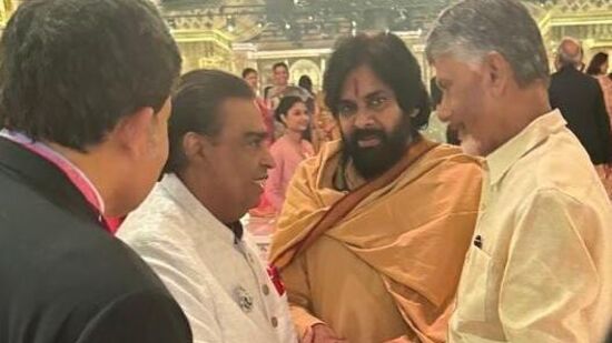 ముంబయిలోని జియో వరల్డ్ సెంటర్ లో అనంత్ అంబానీ, రాధికా మర్చంట్ 'శుభ్ ఆశీర్వాద్' వేడుకలో డిప్యూటీ సీఎం పవన్ కల్యాణ్ పాల్గొన్నారు. &nbsp;