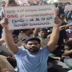 <p>తెలంగాణలో &nbsp;డీఎస్సీ పరీక్షలు వాయిదా వేయాలని, గ్రూప్-2, 3 పోస్టులు పెంచాలని నిరుద్యోగులు ఆందోళనలు చేస్తున్నారు. శనివారం రాత్రి హైదరాబాద్ అశోక్ నగర్ కూడలి వద్ద నిరుద్యోగులు పెద్ద ఎత్తున నిరసనలు తెలిపారు.&nbsp;</p>