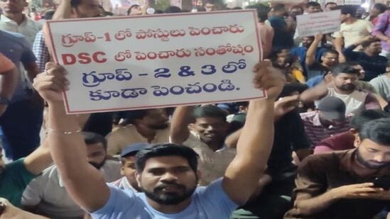 తెలంగాణలో &nbsp;డీఎస్సీ పరీక్షలు వాయిదా వేయాలని, గ్రూప్-2, 3 పోస్టులు పెంచాలని నిరుద్యోగులు ఆందోళనలు చేస్తున్నారు. శనివారం రాత్రి హైదరాబాద్ అశోక్ నగర్ కూడలి వద్ద నిరుద్యోగులు పెద్ద ఎత్తున నిరసనలు తెలిపారు.&nbsp;