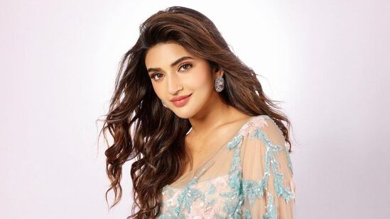 ధ‌మాకా త‌ర్వాత ర‌వితేజ‌తో మ‌రో సినిమా చేయ‌బోతున్న‌ది. నితిన్ రాబిన్ హుడ్‌లో హీరోయిన్‌గా శ్రీలీల‌ న‌టిస్తోంది.
