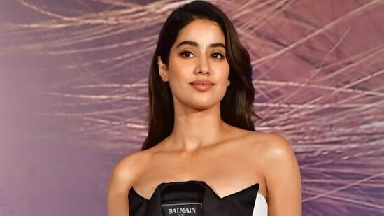 జాన్వీ కపూర్ బాలీవుడ్‌లో అత్యంత ప్రజాదరణ పొందిన హీరోయిన్. అలాగే తనకు మంచి ఫ్యాన్ బేస్ కూడా ఉంది.&nbsp;