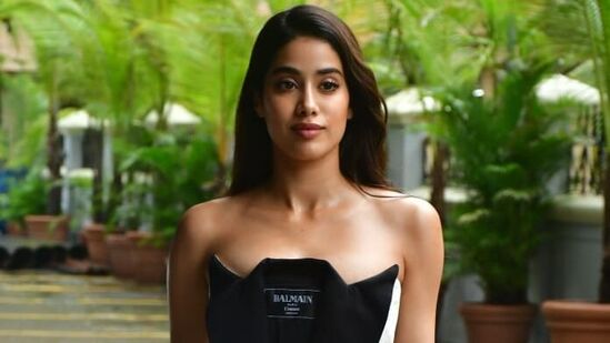 అతి తక్కువ కాలంలోనే జాన్వీ తన అద్భుతమైన నటనతో చిత్ర పరిశ్రమలో తన పేరును సుస్థిరం చేసుకుంది.