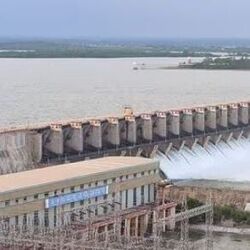 <p>ఎగువన వర్షాలు భారీగా కురుస్తుండటంతో కృష్ణా నదిలో వరద ఉధృతి పెరిగింది. దీంతో కర్ణాటకలో అతి ముఖ్యమైన అల్మట్టి డ్యామ్ కు భారీగా వరద చేరుతోంది. దీంతో అధికారులు గేట్లు ఎత్తి నీటిని దిగువకు విడుదల చేస్తున్నారు.</p>