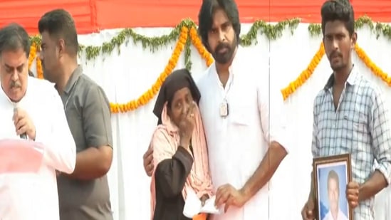 జనసేన క్రియాశీలక సభ్యులకు పార్టీ కార్యక్రమాల్లో ప్రాధాన్యత ఇస్తామని తెలిపింది. ప్రతి ఒక్కరికి 5 లక్షల ప్రమాద జీవిత బీమా, 50 వేల వరకు ప్రమాద బీమా సదుపాయం కల్పిస్తామని జనసేన పేర్కొంది.&nbsp;