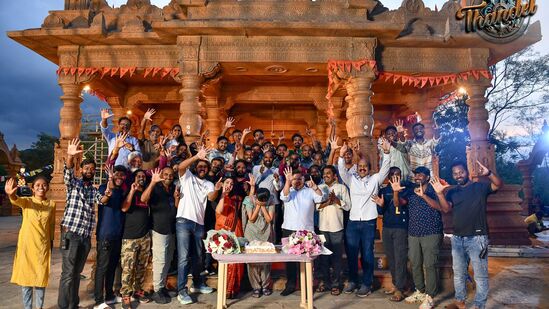 ఉత్త‌మ న‌టిగా రెండు ఫిల్మ్ ఫేర్‌ అవార్డుల‌ను గెలుచుకున్న సాయిప‌ల్ల‌విని తండేల్ మూవీ టీమ్ స‌త్క‌రించింది. మేక‌ర్స్ సాయిప‌ల్ల‌విని అభినందిస్తూ సెట్స్ లో కేక్ కట్ చేసి సెలబ్రేట్ చేశారు.&nbsp;
