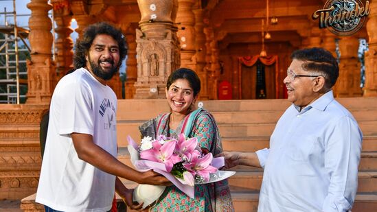 సాయిప‌ల్ల‌వి ఫిల్మ్ ఫేర్ అవార్డ్ విన్నింగ్ సెల‌బ్రేష‌న్ ఫొటోలు సోష‌ల్ మీడియాలో వైర‌ల్‌గా మారాయి. ఈ సెల‌బ్రేష‌న్స్‌లో డైరెక్ట‌ర్ చందూ మొండేటి, ప్రొడ్యూస‌ర్ అల్లు అర‌వింద్ పాల్గొన్నాడు.&nbsp;
