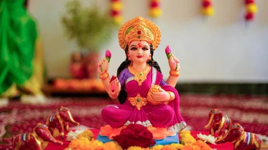 గ్రహాల గమనాన్ని బట్టి వచ్చే 5 నెలల్లో కొన్ని రాశుల వారు లాభాల ముఖం చూడబోతున్నారు. జ్యోతిషశాస్త్రం ప్రకారం వచ్చే 5 నెలల్లో లక్ష్మీదేవి కన్ను పలు రాశుల ఉంటుంది. ఏయే రాశుల వారికి అదృష్టం ఉందో చూద్దాం.