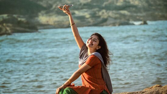 సాయిప‌ల్ల‌వి హీరోయిన్‌గా న‌టించిన త‌మిళ మూవీ అమ‌ర‌న్ అక్టోబ‌ర్ 31న రిలీజ్ కాబోతోంది. క‌మ‌ల్‌హాస‌న్ ప్రొడ్యూస‌ర్‌గా వ్య‌వ‌హ‌రిస్తోన్న ఈ మూవీలో శివ‌కార్తికేయ‌న్ హీరోగా న‌టిస్తోన్నాడు.&nbsp;