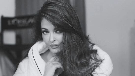 Aishwarya Rai: మాజీ ప్రపంచ సుందరి ఐశ్వర్య రాయ్ వయసు 50 ఏళ్లంటే నమ్మగలరా? ఇప్పటికీ కుర్ర హీరోయిన్లు కూడా కుళ్లుకునే అందంతో సినిమాల్లో నటిస్తోంది.