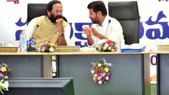 శుక్రవారం కరీంనగర్ లో మాట్లాడిన ఉత్తమ్… రేషన్ కార్డుల జారీపై స్పందించారు. త్వరలోనే కొత్త రేషన్ కార్డులను ఇవ్వబోతున్నామని స్పష్టం చేశారు. &nbsp;రేషన్ కార్డు, ఆరోగ్యశ్రీ కార్డులు వేర్వేరుగా ఇస్తామని తెలిపారు. కేబినెట్ భేటీలో కొత్త రేషన్ కార్డు మార్గదర్శకాలపై చర్చిస్తామని చెప్పుకొచ్చారు.