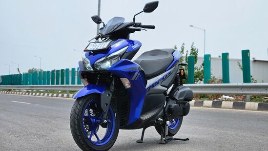 ఆటోమేటిక్ స్టార్ట్/స్టాప్ ఫంక్షనాలిటీ కూడా బాగా పనిచేస్తుంది. స్కూటర్ ఇంజిన్ ఆటోమేటిక్ గా ఆఫ్ అవుతుంది. దానిని తిరిగి ఆన్ చేయడానికి, రైడర్ త్రోటిల్ ను తిప్పాల్సి ఉంటుంది.&nbsp;