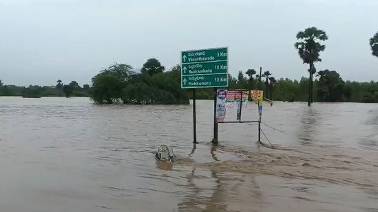 ఏపీ, తెలంగాణ సరిహద్దుల్లో నీట మునిగిన రహదారులు