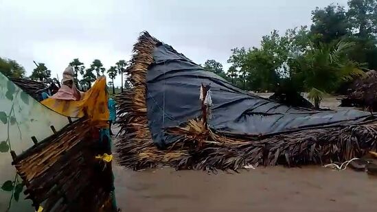 కోనసీమ జిల్లాలో వరద ప్రవాహంలో ధ్వంసమైన ఇళ్లు