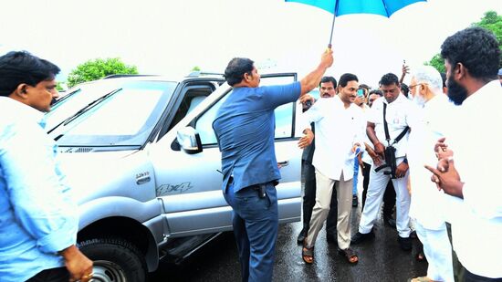 బుల్లెట్‌ ప్రూఫ్‌ వాహనం మొరాయించడంతో వాహనం దిగిపోతున్న వైఎస్ జగన్