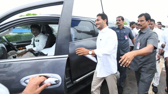 బుల్లెట్ ప్రూఫ్ వాహనం మొరాయించడంతో ప్రైవేట్ వాహ‍నంలో వైఎస్ జగన్ వినుకొండ బయల్దేరారు. మాజీ ముఖ్యమంత్రికి ఇచ్చే భద్రత కంటే ఎక్కువ భద్రత కల్పిస్తున్నామని ఏపీ ప్రభుత్వం చెబుతోంది. &nbsp;