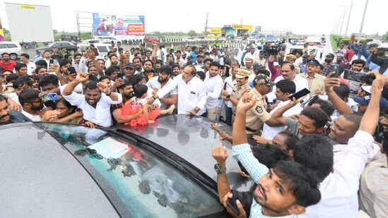 తాడేపల్లి నివాసం నుంచి రోడ్డు మార్గంలో వినుకొండ వెళుతున్న మాజీ సిఎం వైఎస్‌ జగన్‌