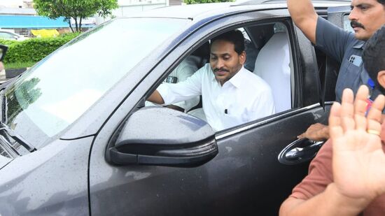 మాజీ సిఎంలకు ఇచ్చే భద్రత కంటే ఎక్కువే జగన్‌కు ఇస్తున్నట్టు ఏపీ సిఎంఓ వర్గాలు చెబుతున్నాయి. &nbsp;జగన్ నివాసం వద్ద భద్రతా సిబ్బందిని తొలగించారని వైసీపీ నేతలు ఆరోపిస్తున్నారు. ఈ క్రమంలో జగన్ భద్రత కుదించలేదని &nbsp;ప్రభుత్వ వాదనగా ఉంది. వైఎస్ జగన్ కు పాత బుల్లెట్ ప్రూఫ్ వాహనం ఇచ్చారని, రిపేర్లో ఉన్న బుల్లెట్ ప్రూఫ్ వాహనం ఇవ్వడంతో ఇబ్బందులు తలెత్తాయని వైసీపీ నేతలు ఆరోపించారు. దారిలో &nbsp;పలుమార్లు &nbsp;బుల్లెట్ ప్రూఫ్ వాహనం మొరాయించడంతో మధ్యలోనే బుల్లెట్ ప్రూఫ్ వాహనం నుంచి దిగిన జగన్, – మరో వాహనంలో వినుకొండ బయల్దేరి వెళ్లారు.