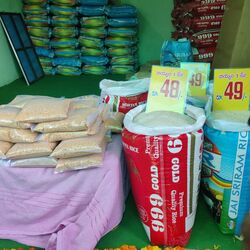 <p>ఇప్పటి వరకు 7 రైతు బజార్లలో ప్రత్యేక కౌంటర్ల ద్వారా, 27 రిటైల్ షాపులలో, 96 బియ్యం షాపులలో, 49 పప్పుధాన్యాల షాపులలో నాణ్యమైన బియ్యం, కందిపప్పు విక్రయిస్తున్నట్లు జేసీ తెలిపారు.&nbsp;</p>