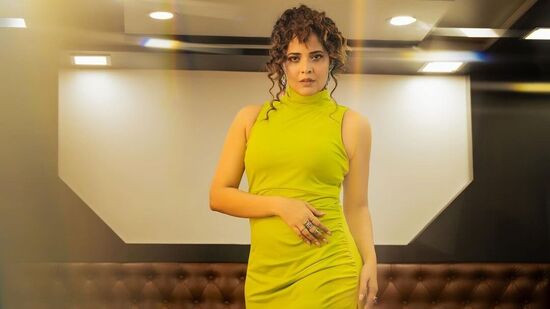 నటిగా సినిమాల్లో అలరిస్తూ అందరినీ అట్రాక్ట్ చేస్తోంది మోస్ట్ బ్యూటిఫుల్ యాంకర్ అనసూయ భరద్వాజ్. వివిధ పాత్రలతో అలరిస్తూ నటింగా మంచి గుర్తింపు తెచ్చుకుంది అనసూయ.&nbsp;&nbsp;