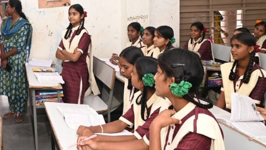 హైద‌రాబాద్, సికింద్రాబాద్ జంట న‌గ‌రాల్లో మాత్రం య‌థావిధిగా ఉద‌యం 8.45 నుంచి సాయంత్రం 4 గంట‌ల వ‌ర‌కు పాఠ‌శాల‌ల నిర్వహ‌ణ కొన‌సాగ‌నున్నట్లు విద్యాశాఖ స్పష్టం చేసింది.
