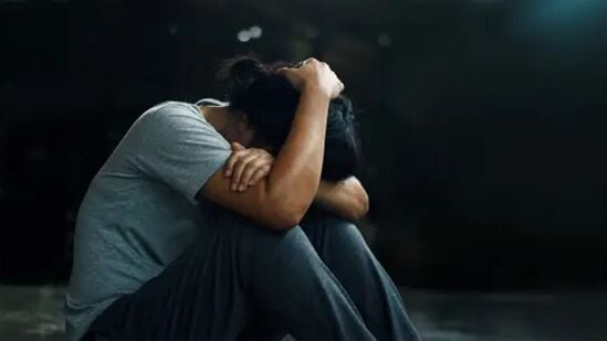 ఏకాంతం మంచిదే కానీ, ఒంటరితనం మంచిది కాదు. ఏకాంతం సానుకూల దృక్పథాన్ని పెంపొందిస్తుంది. ఒంటరితనం ప్రతికూల ఆలోచనలను ప్రేరేపిస్తుంది. ఒంటరి తనం మెదడుపై ప్రతికూల ప్రభావం చూపుతుంది. దీర్ఘకాలిక ఒంటరితనం మనల్ని మానసికంగా, శారీరకంగా, భావోద్వేగాల పరంగా బలహీనులను చేస్తుంది. ఈ ఒంటరితనం మన మెదడుపై ఎలాంటి ప్రభావం చూపుతుందో న్యూరోసైంటిస్ట్స్ వివరిస్తున్నారు.