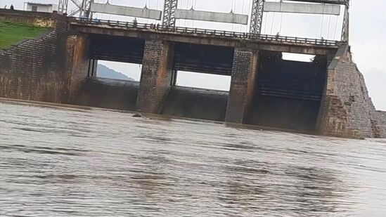 ఆంధ్రప్రదేశ్‌లోని పశ్చిమ గోదావరి జిల్లాలో జంగారెడ్డిగూడెం, జీలుగుమిల్లి, తెలంగాణలోని అశ్వారావుపేటలో &nbsp;భారీ వర్షాల కారణంగా గొట్టెల మంగమ్మ వాగు, వినయక పురం వాగు నుంచి పెద్దవాగు ప్రాజెక్టులోకి వరద నీరు వచ్చింది. భారీ వర్షాల కారణంగా రెండు టీఎంసీల నీరు పెద్దవాగు ప్రాజెక్టుకు చేరుకుంది. ప్రాజెక్టులోకి వచ్చిన వరద నీరును కిందకు పంపాల్సి ఉంది.‌ అయితే కిందకు పంపేందుకు ప్రాజెక్టు గేట్లు తెరవాల్సి ఉంది. కాని ప్రాజెక్టుకు ఉన్న గేట్లు సరిగా పని చేయకపోవడంతో నీట ప్రవాహం ఎక్కువ అవ్వడంతో అప్పటికే బలహీనంగా ఉన్న కట్ట తెగిపడిపోయింది.&nbsp;