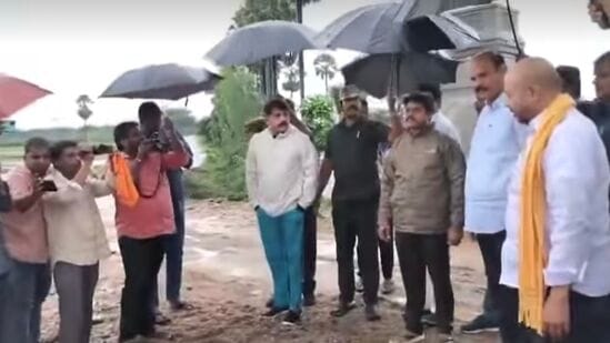 ఏపీ ముఖ్యమంత్రి చంద్రబాబు ఆదేశాల ప్రకారం వరద బీభత్సానికి గురైన వేలేరుపాడు మండలంలోని పలు గ్రామాలను ఏపీ మంత్రి కొలుసు పార్థసారథి, ఎమ్మెల్యేలు సందర్శించారు. &nbsp;గతంతో కూడా ఇలానే ప్రాజెక్టు నిర్వహణలో లోపం వల్ల రాజంపేటలోని అన్నమయ్య ప్రాజెక్టు కూడా తెగిపడింది. అప్పుడు ప్రాణ నష్టం కూడా జరిగింది. అయితే ఇప్పుడు ప్రస్తుతానికి ఎటువంటి ప్రాణ నష్టం జరగలేదు. (రిపోర్టర్ : జగదీశ్వరరావు జరజాపు, హిందుస్తాన్ టైమ్స్ తెలుగు)
